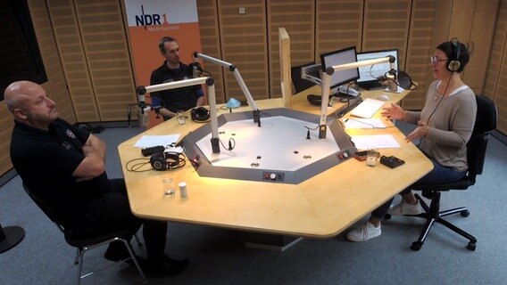 Hans-Joachim Henschel (links) und Nils Harders von der Zentralstelle Prävention vom Landeskriminalamt sitzen bei Martina Gilica im Studio. © NDR Foto: NDR