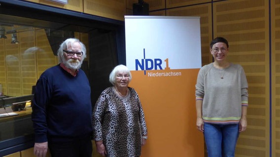 Zu Gast in der Plattenkiste am 12. Februar: Detlef Sprenz und Heidi Stolzenwald vom Seniorenbeirat Hannover mit Moderatorin Martina Gilica. © NDR Foto: NDR