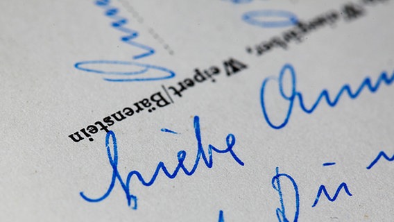 Grüße auf einer Postkarte © picture-alliance / Maximilian Schönherr Foto: Maximilian Schönherr