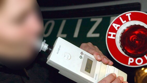Eine Frau beim Alkoholtest bei einer Verkehrskontrolle der Polizei. © picture-alliance / dpa Foto: Jens Wolf