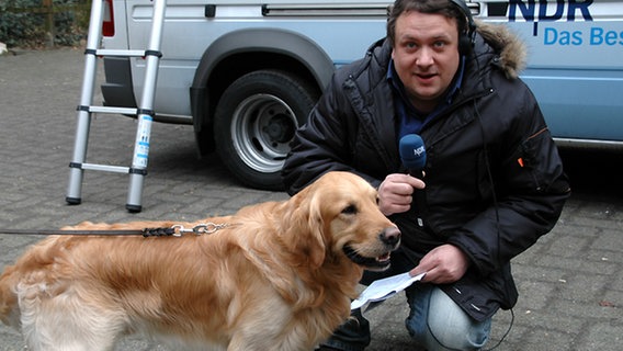 Reporter Thomas Stahlberg mit einem Golden Retriever © NDR 