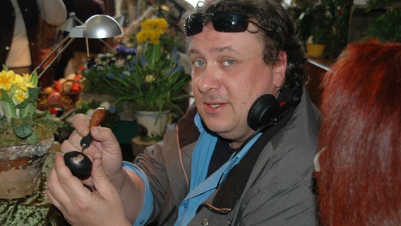 Thomas Stahlberg beim Verschönern von einem Osterei. © NDR 