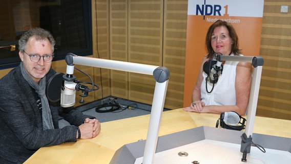 Marlis Fertmann mit Sven Elverfeld im Studio von NDR 1 Niedersachsen © NDR Foto: Schantin
