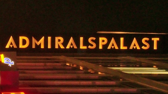 Hinweisschild "Admiralspalast". © NDR Foto: Hans-Jürgen Otte