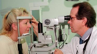 Ein Augenarzt untersucht eine Patientin © picture-alliance/Berlin Picture Gate Foto: Uhlemann Thomas