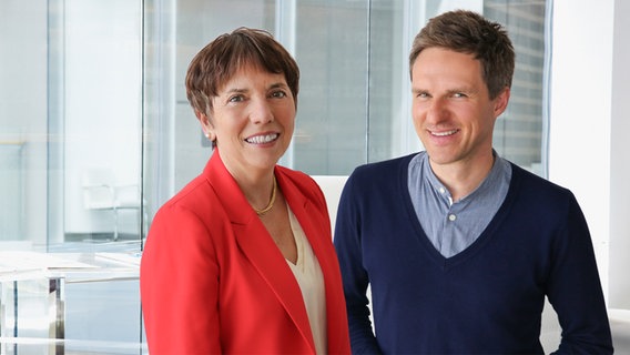 Theologin Margot Käßmann und Moderator Arne-Torben Voigts © NDR Foto: Jessica Schantin