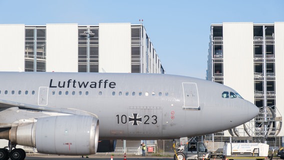 Ein ausrangiertes Flugzeug Typ Airbus 310 steht auf dem Flugfeld des Flughafen Hannover. © picture alliance/dpa Foto: Ole Spata