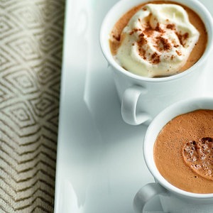 Zwei Espressotassen mit geeister Kaffecreme. © Gräfe und Unzer Verlag Foto: Klaus-Maria Einwanger