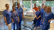 Schorse übergibt ein Dabbi DAB+ Radio an Kati Kropat und das Team vom Städtischen Klinikum Lüneburg. © NDR Foto: Bernd Drechsler