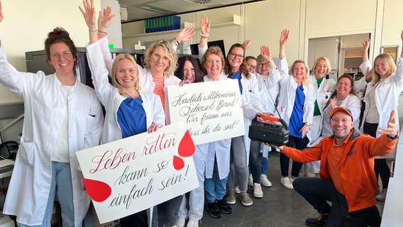 Schorse übergibt ein Dabbi DAB+ Radio an Marion Nünemann und ihre Kolleginnen der Transfusionsmedizin der Universität Göttingen. © NDR Foto: Bernd Drechsler