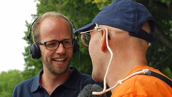 Schüssel-Schorse mit NDR 1 Niedersachsen reporter Andi Gervelmeyer © NDR Foto: Jessi Schantin