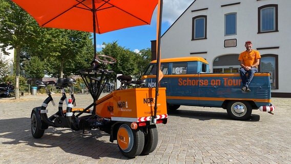 Schorse mit dem Team-Rad und Schorsetta in Bremen-Hemelingen. © NDR Foto: Bernd Drechsler