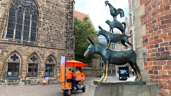 Das Team-Rad fährt in Bremen los. © NDR Foto: Bernd Drechsler