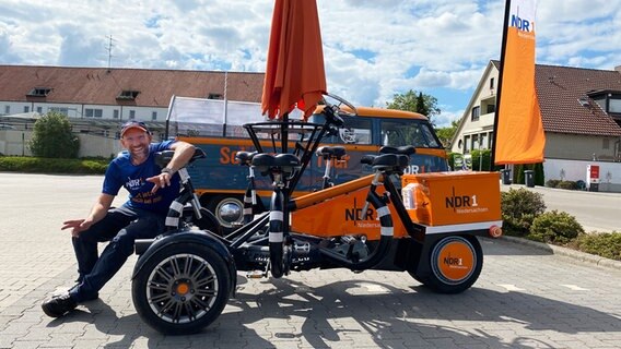 Schorse mit dem Team-Rad und Schorsetta in Ganderkesee. © NDR Foto: Bernd Drechsler