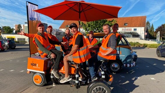 Andi Gervelmeyer, Schorse, Ralf Wessel, Jens Gause, Timo Vetter und Frank Preiß auf dem Team-Rad in Ganderkesee. © NDR Foto: Bernd Drechsler