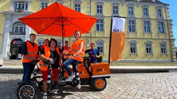 Nico Reuter, Birgit Reuter, Rosemarie Martens, Werner Meyer, Kira Reuter und Schorse (v.l.) auf dem Team-Rad in Oldenburg. © NDR Foto: Bernd Drechsler