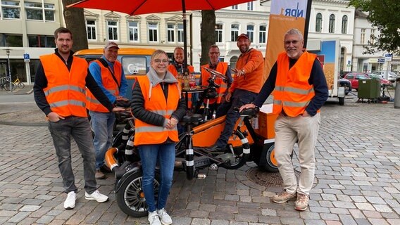 Peter Pleiter, Bernd Munderloh, Ellen Pleiter, Dagmar Haffke, Martin Wittwer, Schorse und Thomas Hülse. © NDR Foto: Bernd Drechsler