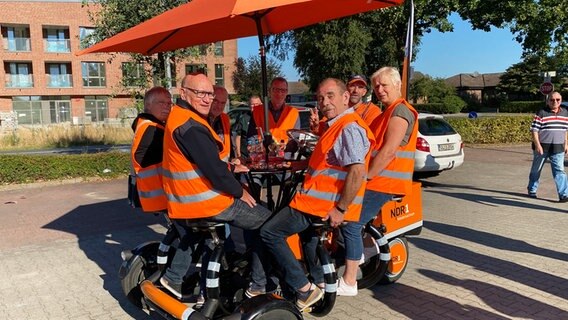 Günter Kantereit, Wolfgang Stamereibs, Walter Löll, Schorse, Ingrid Behrens-Ptassek und Norber Ptassek auf dem Team-Rad. © NDR Foto: Bernd Drechsler