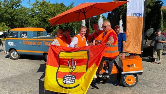 Henning Dierks, Silvia Jerems, Olaf Kretschmer, Roland Renken Jens Oeltjendiers-odion, Schorse und Ralf Zimmermann auf dem Team-Rad in Bad Zwischenahn. © NDR Foto: Bernd Drechsler