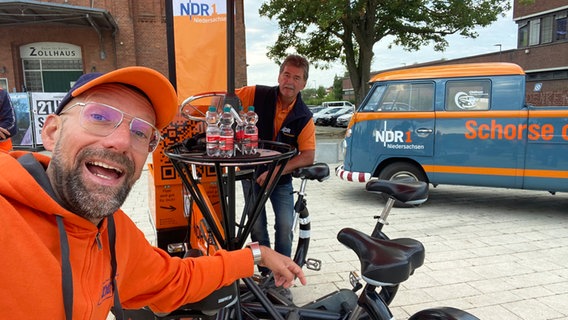 Schorse und Käpt'n Drechsler mit dem Team-Rad in Leer am Zollhausplatz. © NDR Foto: Bernd Drechsler