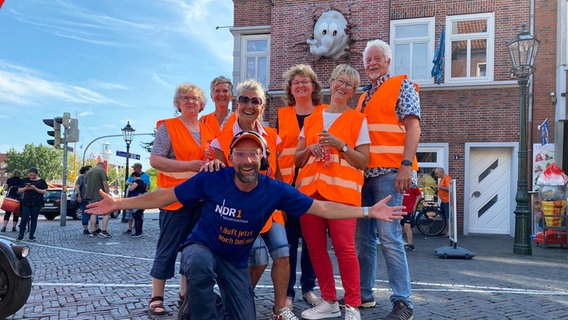 Das Team-Rad ist in Emden angekommen (v.l. Dirkea Janßen,Waltraut Stralucke,Regina Battermann,Schorse,Anita Köhler,Christel Wilden und Wolfgang Schlagenwerth). © NDR Foto: Bernd Drechsler