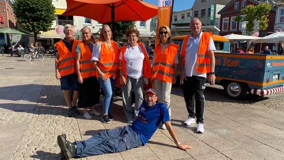 Team-Rad in Aurich mit Reinhard de Vries, Marlies Hagelicht, Kerstin de Vries, Johanne Weber, Hannelore Schön, Egon Schmidt und Schorse (v.l). © NDR Foto: Bernd Drechsler