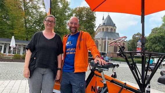 Das Team-Rad in Norden mit stellvertr. Bürgermeisterin Kerstin Weinbach und Schorse. © NDR Foto: Bernd Drechsler