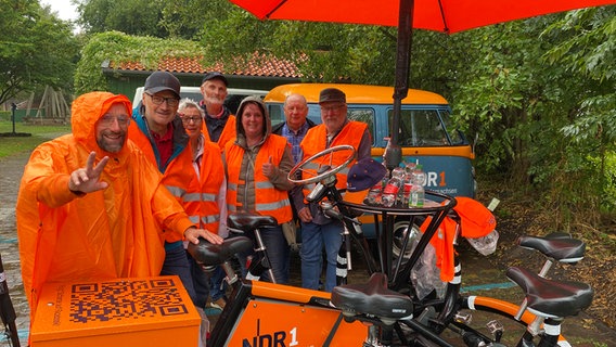 Team-Rad ist in Dornumersiel angekommen (v.l. Schorse, Rikus Evers, Brigitte Bröske, Uwe Caspers, Adele Caspers, Wolfgang Kompalla und Bernhard). © NDR Foto: Bernd Drechsler