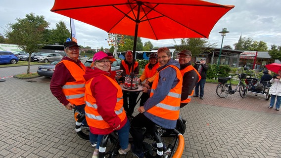 Das Rad-Team in Esens © NDR Foto: Bernd Drechsler