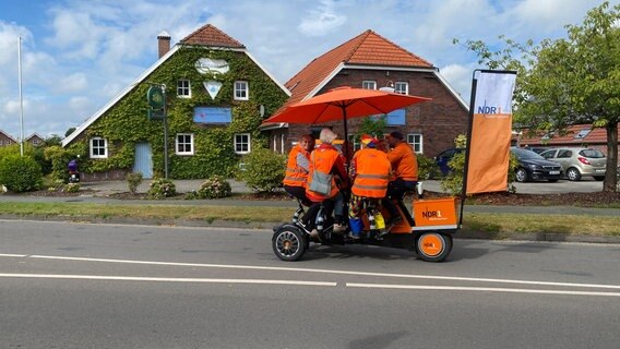 Das Rad-Team in Burhafe © NDR Foto: Bernd Drechsler