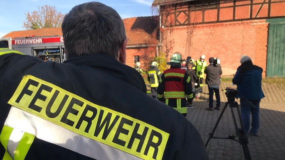 Dreharbeiten beim Kreisfeuerwehrverband Lüchow-Dannenberg. © NDR Foto: Torsten Ahles