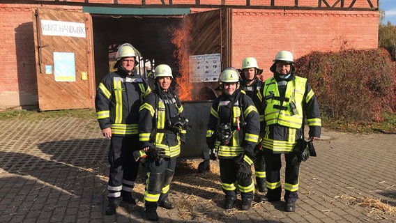 Dreharbeiten beim Kreisfeuerwehrverband Lüchow-Dannenberg. Dreharbeiten beim Kreisfeuerwehrverband Lüchow-Dannenberg. © NDR Foto: Torsten Ahles