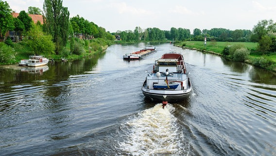 Binnenschifffahrt auf der Weser © fotolia.com Foto: Ralf Neumann
