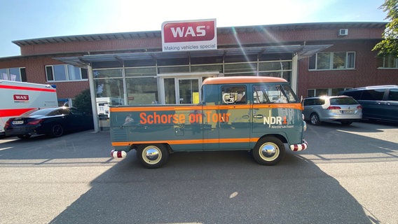 Schorsetta steht vor der Firma "WAS" in Wietmarschen © NDR Foto: Bernd Drechsler