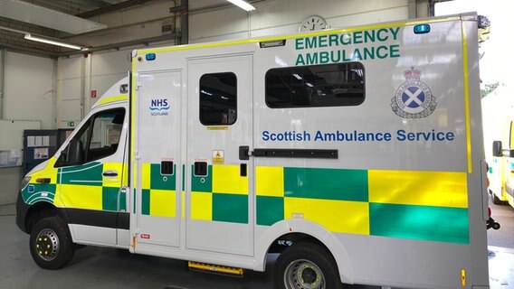 Ein schottischer Krankenwagen der Firma "WAS" in Wietmarschen in einer Garage. © NDR Foto: Bernd Drechsler