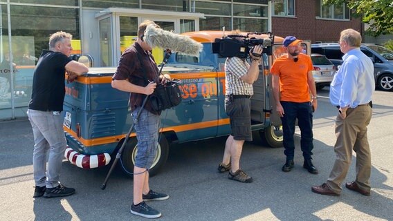 Schorse und ein Team vom NDR Fernsehen bei der Firma WAS © NDR Foto: Bernd Drechsler