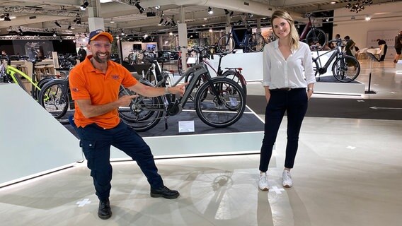 Lisa-Maria Schouten, Brand Director "Kalkhoff", von der Firma "Derby Cycle" in Cloppenburg und Schorse © NDR Foto: Bernd Drechsler