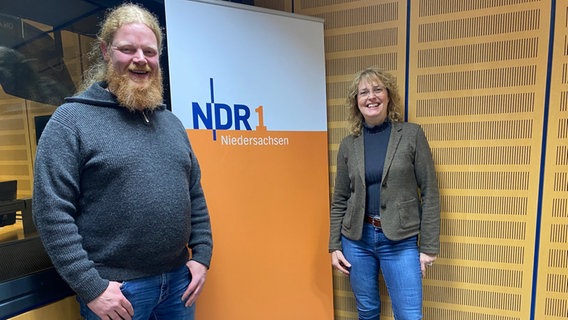 Platt-Redakteuerin Ilka Brüggemann mit mit Marcus Bruns von der Gruppe "Wippsteert". © NDR Foto: NDR