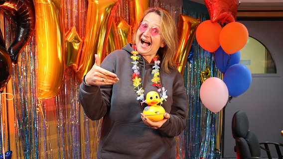 Moderatorin Susanne Neuß mit einer NDR 1 Niedersachsen Radioente. © NDR Foto: Schaal / Müller