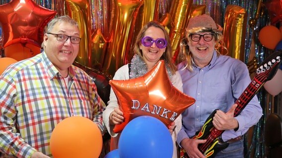 Michael Thürnau, Susanne Neuß und Andreas Kuhnt bedanken sich für das Wilde Wunsch-Wochenende 2022. © NDR 