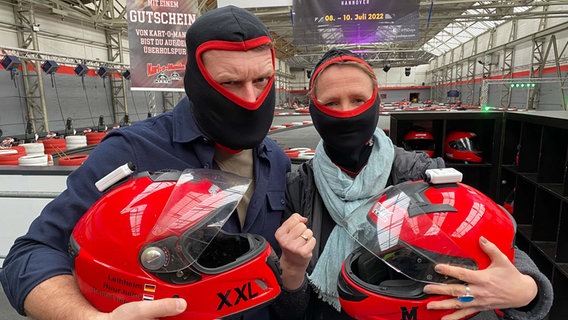 Andreas Kuhlage und Susanne Neuß machen sich bereit für ein Gokart-Rennen. © NDR Foto: Emely Miller