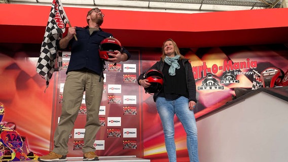 Andreas Kuhlage hat beim Gokart-Rennen gegen Susanne Neuß gewonnen. © NDR Foto: Emely Miller