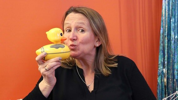 Susan Noyce dengan Bebek Radio.  © NDR Foto: Luisa Müller