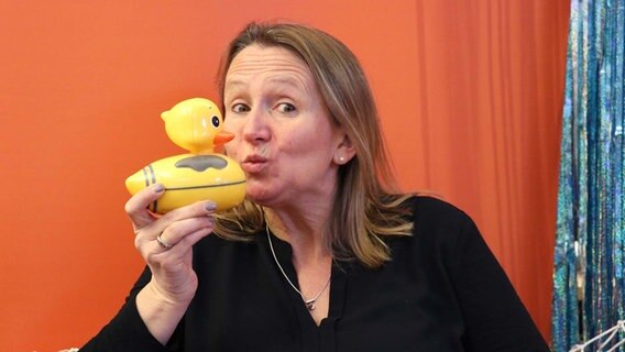 Susan Noyce with Radio Duck.  © NDR Photo: Luisa Müller