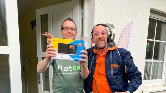 Schorse übergibt ein Dabbi DAB+ Radio beim WWW an Veit Koch aus Alfeld. © NDR Foto: Bernd Drechsler