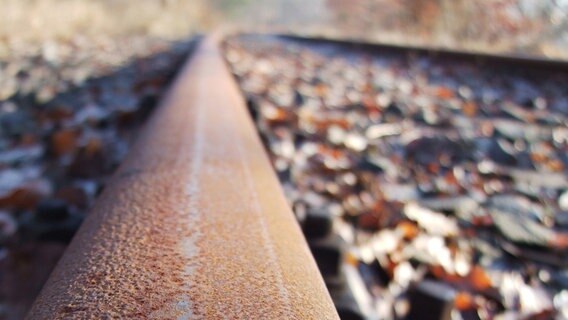 Detailansicht eines leeren Bahngleises. © fotolia Foto: rotschwarzdesign