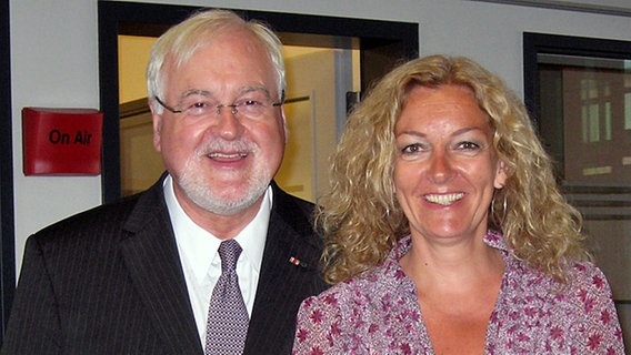 Peter Harry Carstensen und Bettina Tietjen vor dem Aufnahmestudio © NDR 2 Foto: Andreas Sorgenfrey