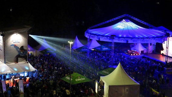 Die NDR 2 Soundcheck City Bühne am Albani-Platz in Göttingen mit Zelt und vielen Besuchern © NDR Foto: Patricia Batlle