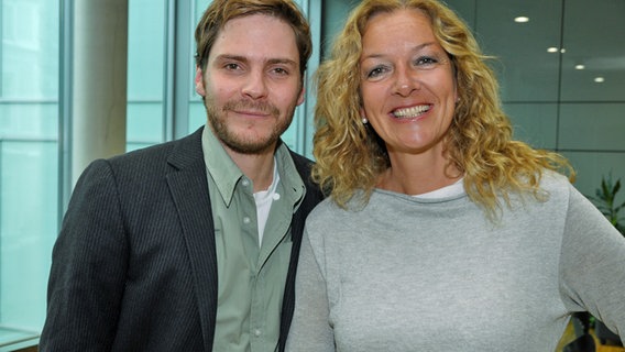 Der Schauspieler und neuerdings Autor Daniel Brühl mit Bettina Tietjen © NDR Foto: Patricia Batlle