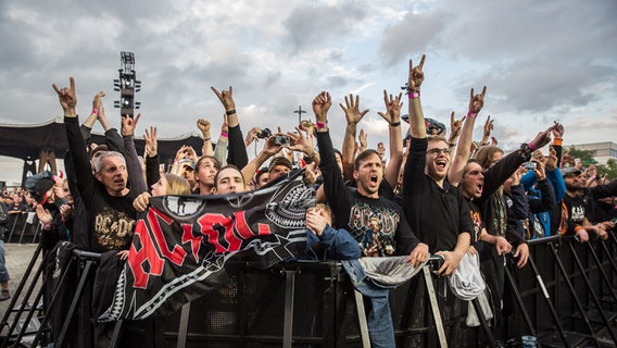 AC/DC-Konzert am 21. Juni 2015 auf dem Messegelände in Hannover: Fans vor der Bühne © NDR 2 Foto: Axel Herzig